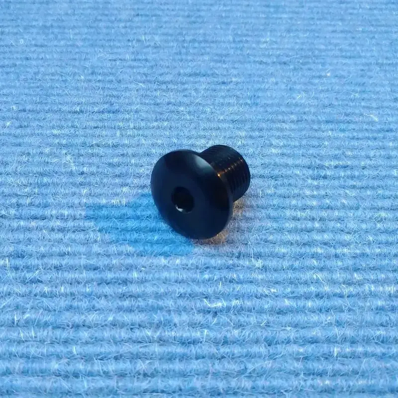 888 R 2004 -- Axle Screw